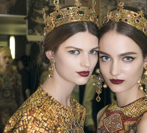 Bette Franke i Zuzanna Bijoch za kulisami pokazu Dolce & Gabbana FW13, fot. Imaxtree