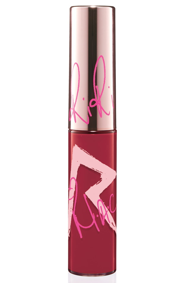Rihanna dla MAC RiRi ♥ MAC: błyszczyk Lip Glass w kolorze RiRi Woo, 84 zł, fot. mat. prasowe