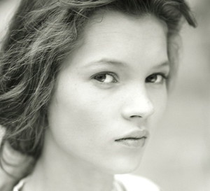 Pierwsze zdjęcia Kate Moss na wystawie w Londynie
