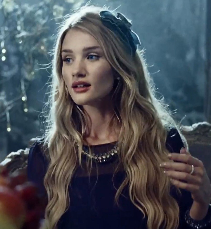 Rosie Huntington-Whiteley w Krainie Czarów