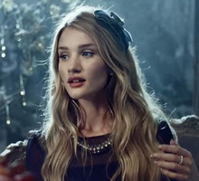 Rosie Huntington-Whiteley w Krainie Czarów