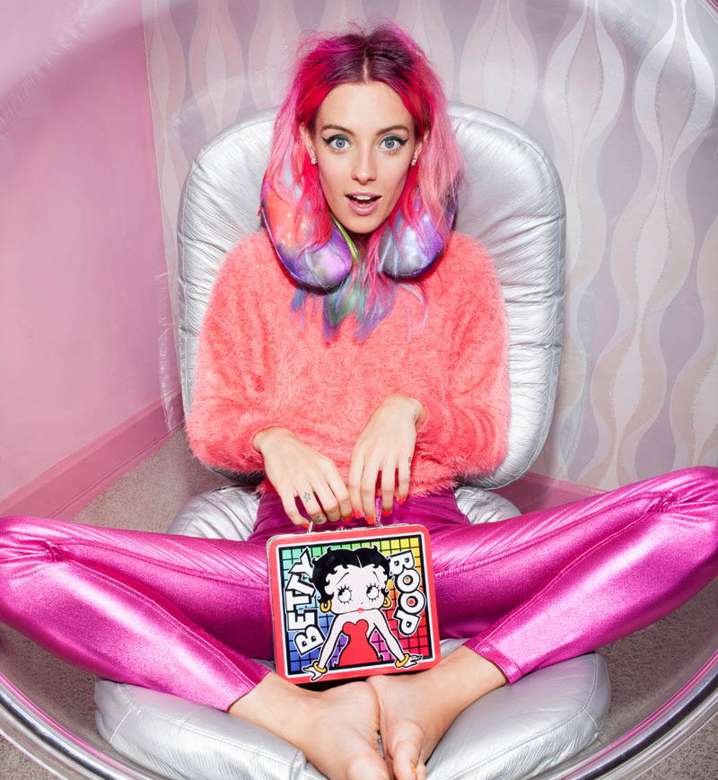 Chloe Nørgaard w lookbooku świątecznym Nasty Gal 2013, fot. Felisha Tolentino