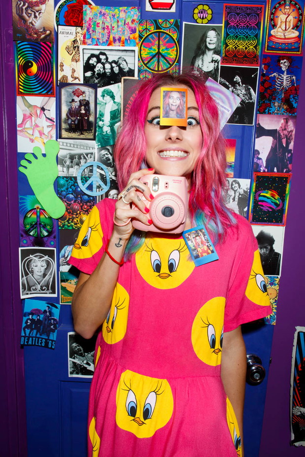 Chloe Nørgaard w lookbooku świątecznym Nasty Gal 2013, fot. Felisha Tolentino