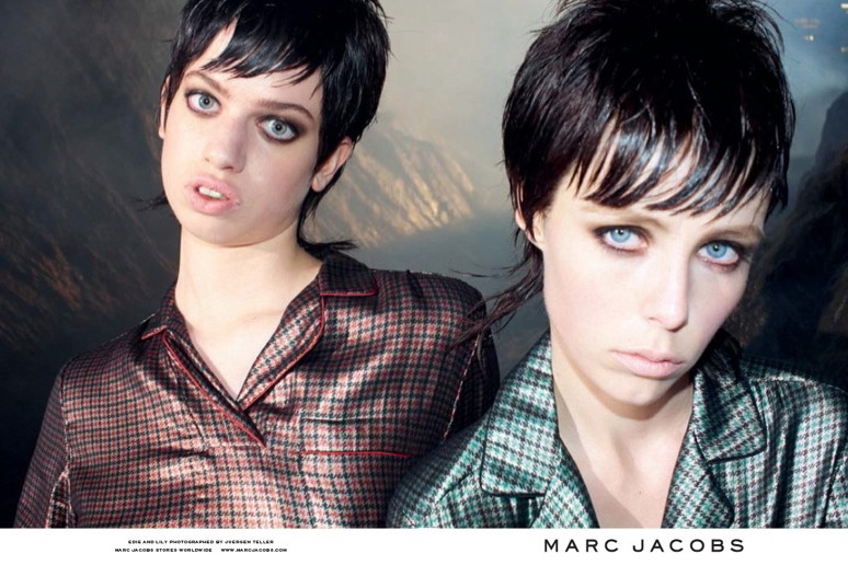Edie Campbell (po pr.) i Lily McMenamy w kampanii Marc Jacobs jesień-zima 2013, fot. Jurgen Teller