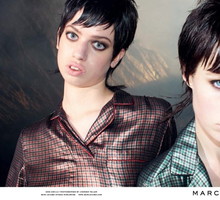 Edie Campbell (po pr.) i Lily McMenamy w kampanii Marc Jacobs jesień-zima 2013, fot. Jurgen Teller