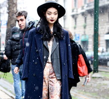Street fashion: jak nosić płaszcz?