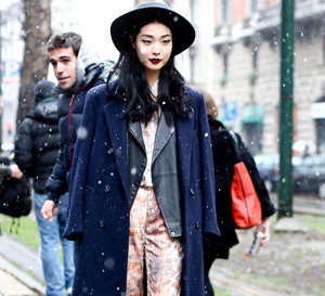 Street fashion: jak nosić płaszcz?