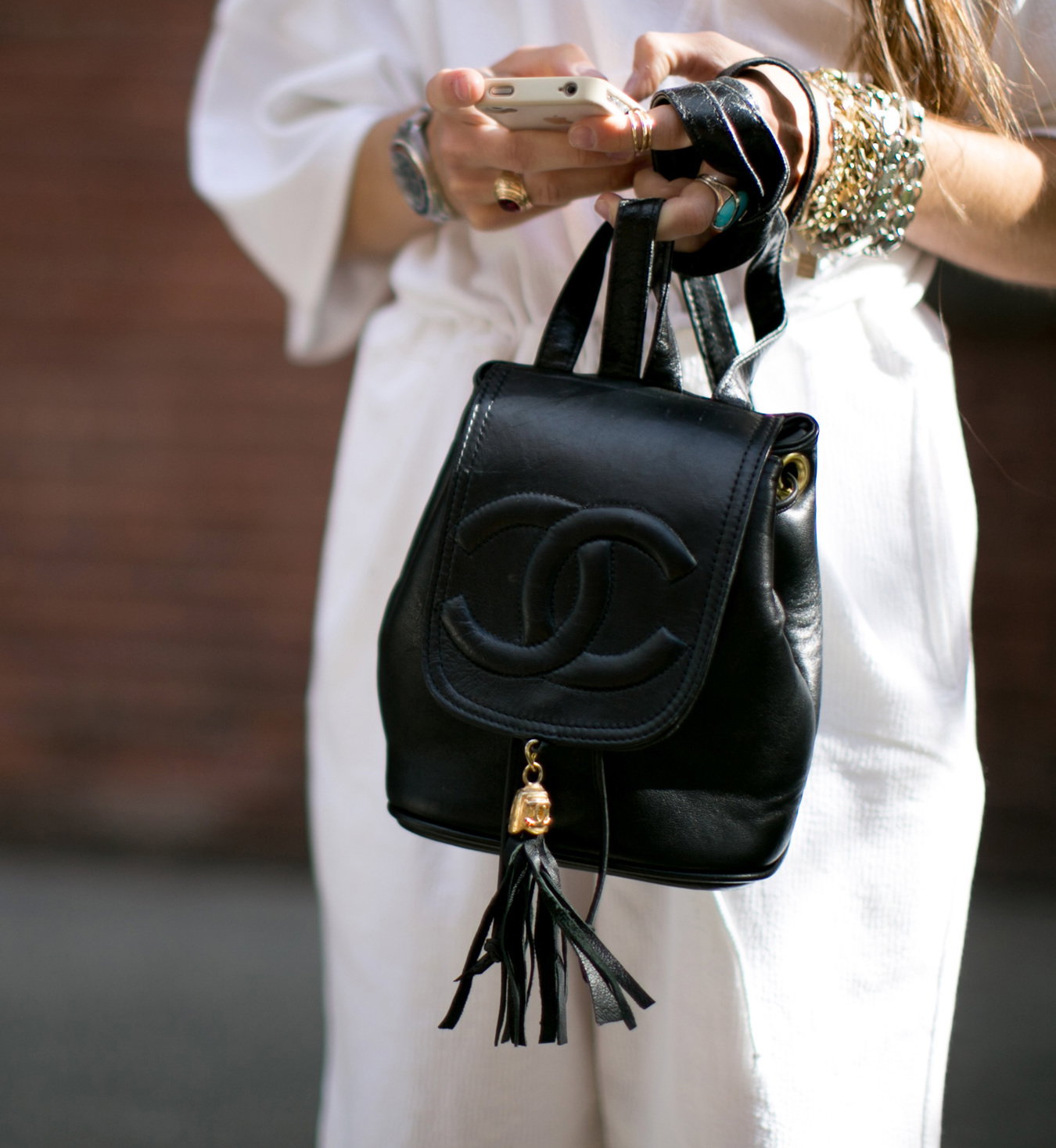 Street fashion: fokus na buty i torebki