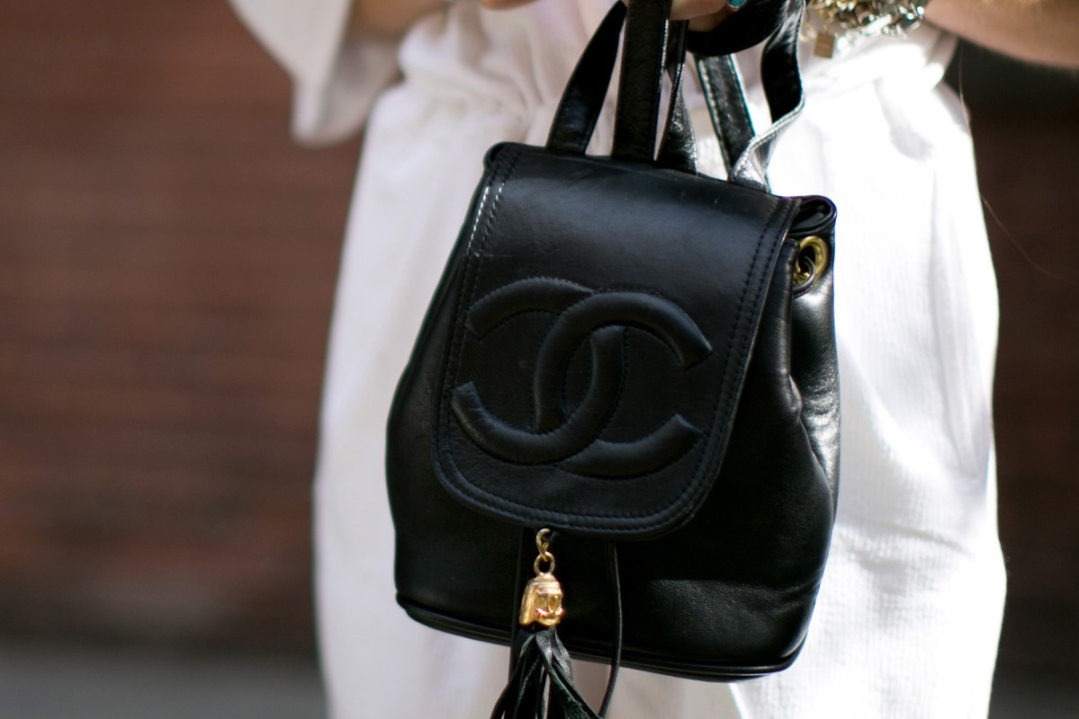 Street fashion: fokus na buty i torebki