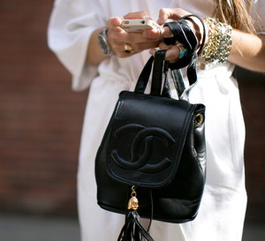 Street fashion: fokus na buty i torebki