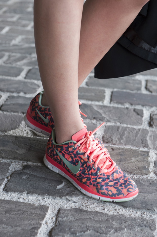 Street fashion: fokus na buty i torebki
