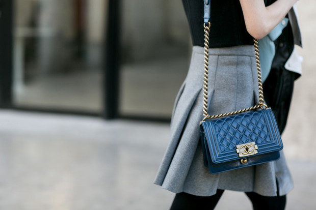 Street fashion: fokus na buty i torebki