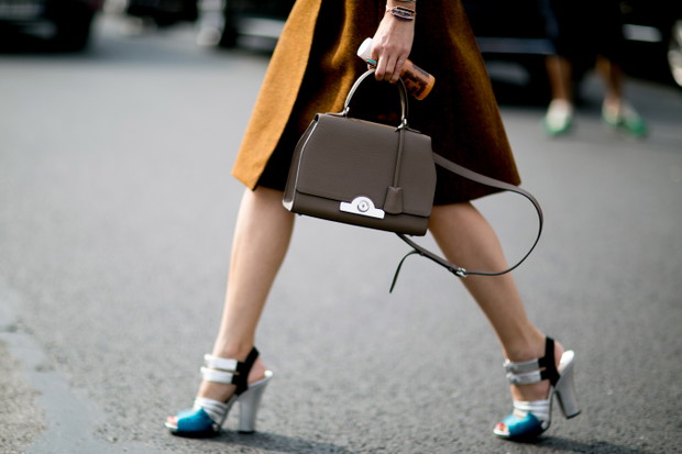 Street fashion: fokus na buty i torebki