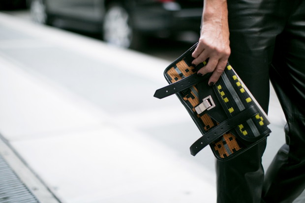 Street fashion: fokus na buty i torebki