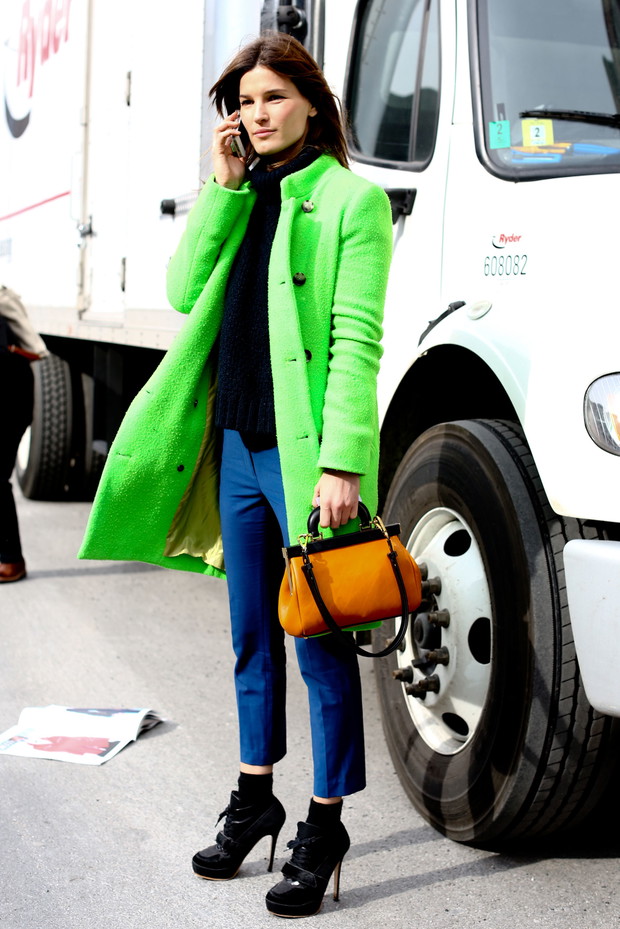 Street fashion: jak nosić płaszcz?