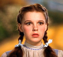 Judy Garland czyli dziewczynka z sąsiedztwa z Czarnoksiężnika z Oz (1939). Jej rude warkocze stały się dla wielu obrazem z dzieciństwa, fot. pinterest