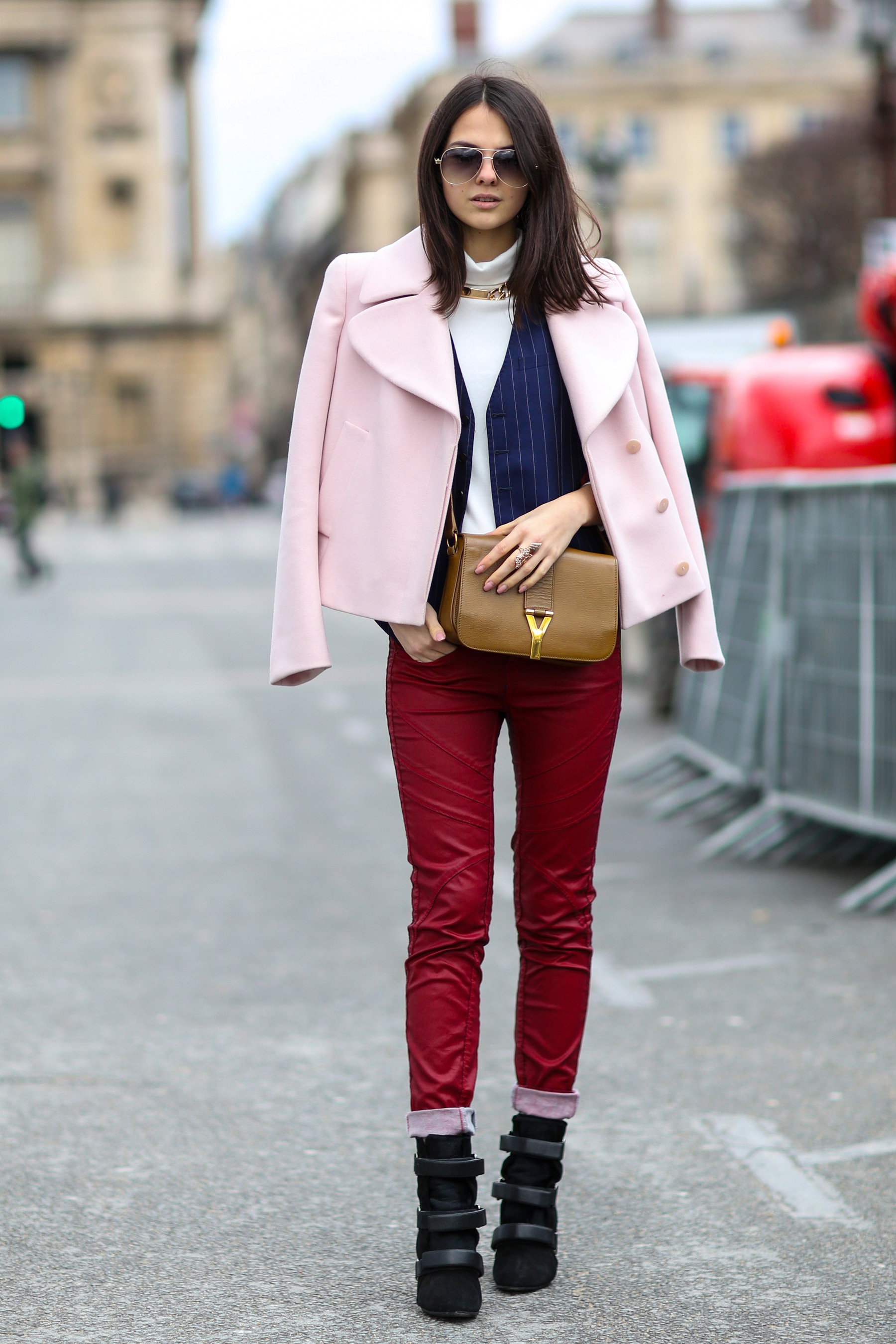 Street fashion: różowy płaszcz