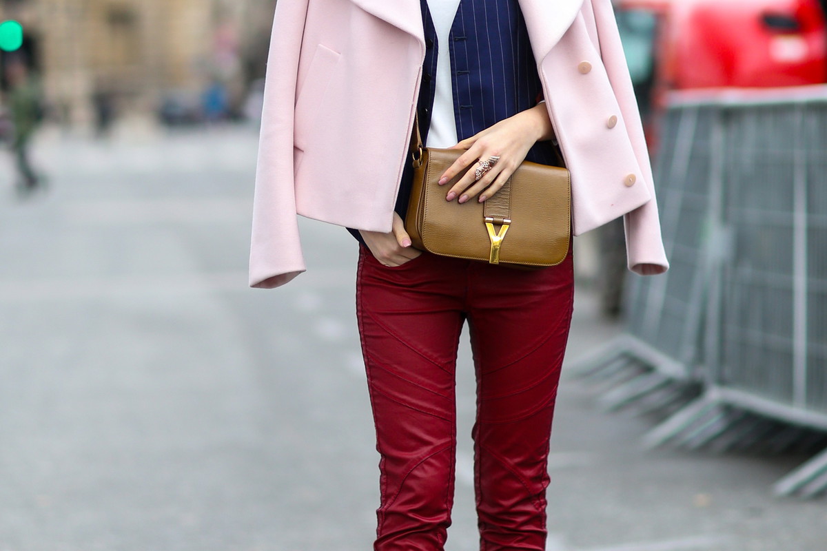 Street fashion: różowy płaszcz