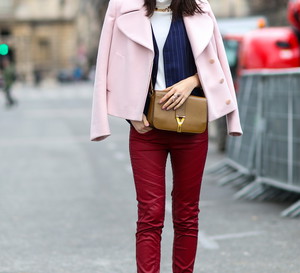 Street fashion: różowy płaszcz