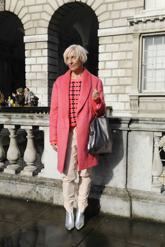 Street fashion: różowy płaszcz