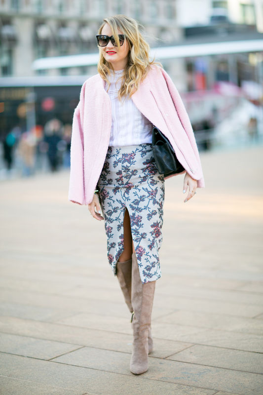 Street fashion: różowy płaszcz
