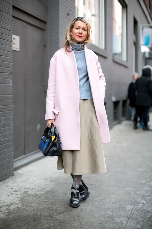 Street fashion: różowy płaszcz