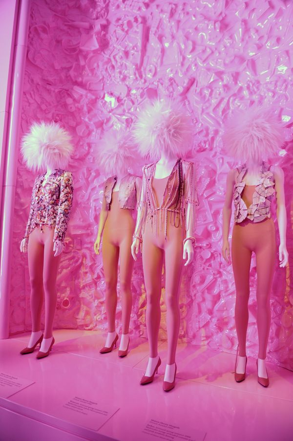 historia-mody-rewolucje-punk-chaos-to-couture-fot-east-news-serwis-prasowy-imaxtree-getty-images-f83dc83
