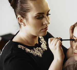Kulisy sesji Avon Beauty School: skóra muśnięta słońcem