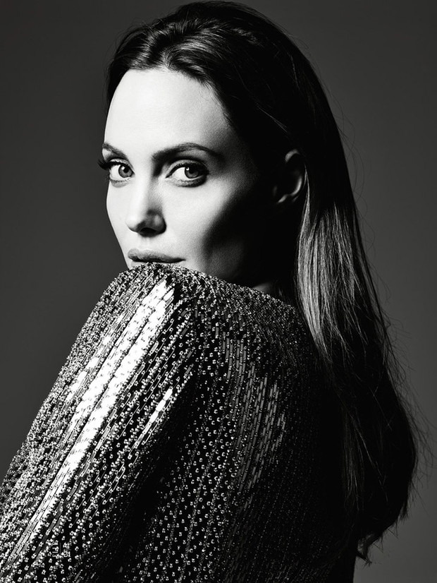Angelina Jolie w czerwcowym ELLE US!