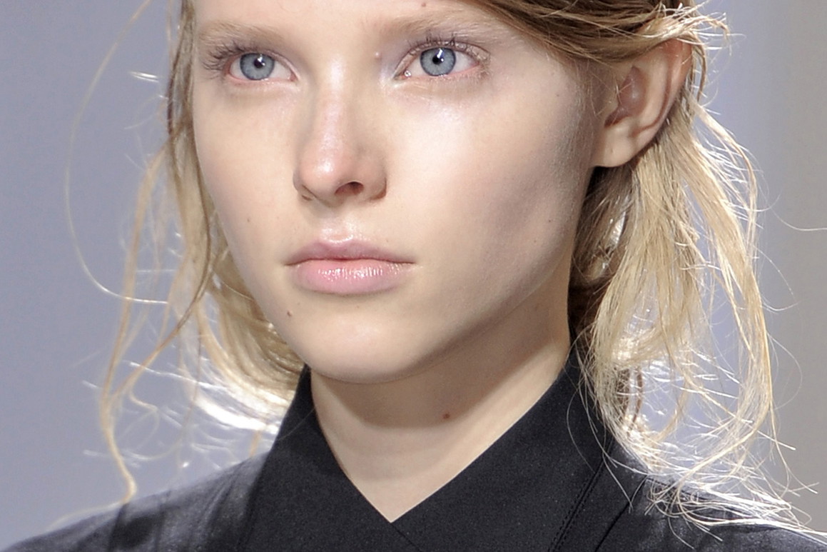 Fryzura wet look - trendy wiosna-lato 2014