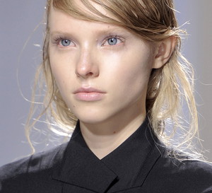 Fryzura wet look - trendy wiosna-lato 2014