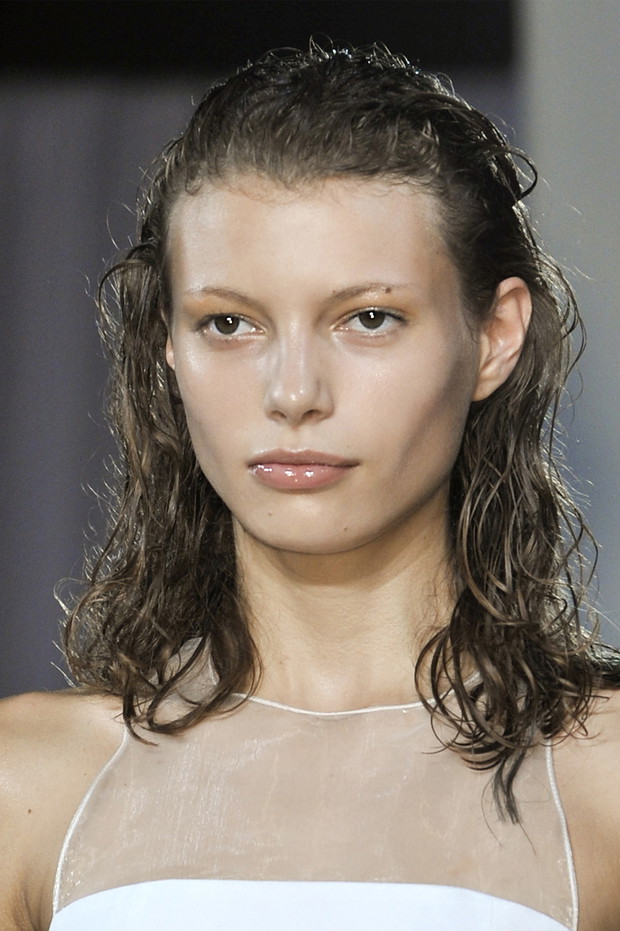 Fryzura wet look - trendy wiosna-lato 2014