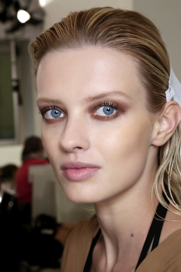 Fryzura wet look - trendy wiosna-lato 2014