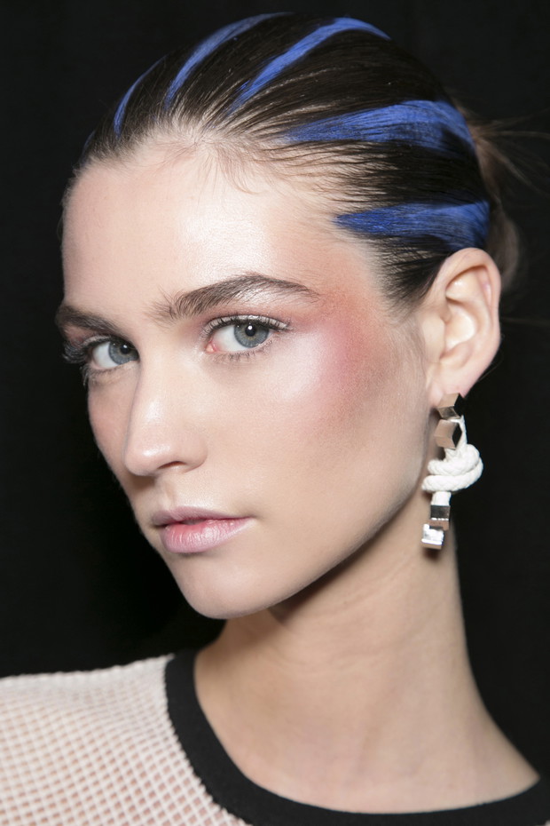 Fryzura wet look - trendy wiosna-lato 2014