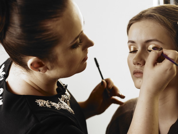 Kulisy sesji Avon Beauty School: skóra muśnięta słońcem