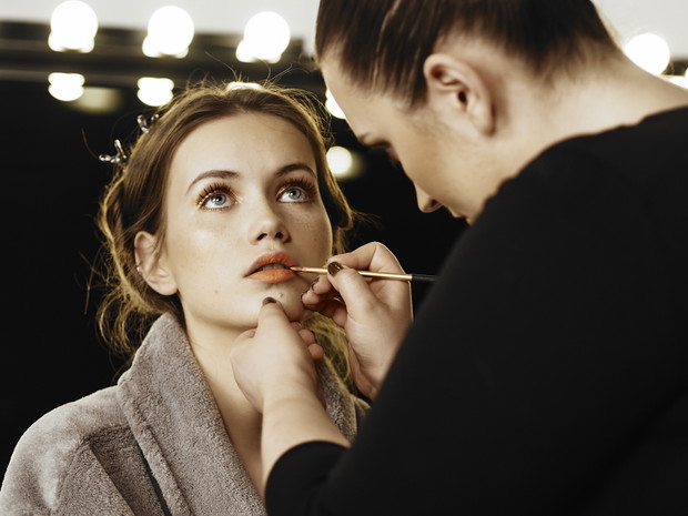 Kulisy sesji Avon Beauty School: skóra muśnięta słońcem