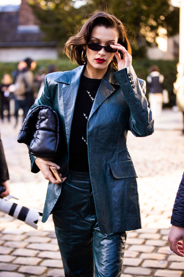 Street Style - Paris Fashion Week - Womenswear Fall/Winter 2020/2021 : Day Three