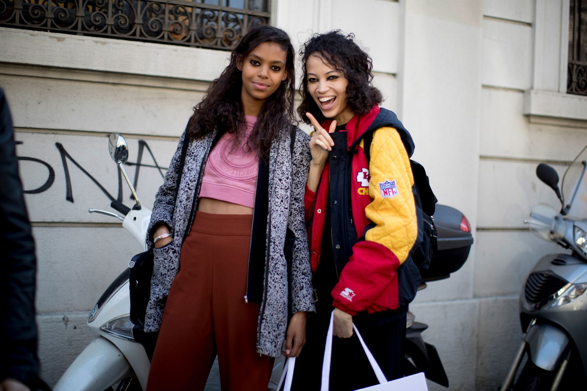 Street fashion: modelki off duty na Milan Fashion Week AW17