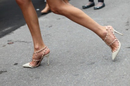 Białe buty - street fashion