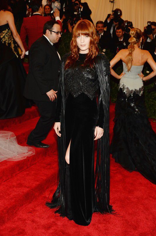 Czarne sukienki gwiazd: Florence Welch w sukni Givenchy na Met Gala 2013, fot. East News