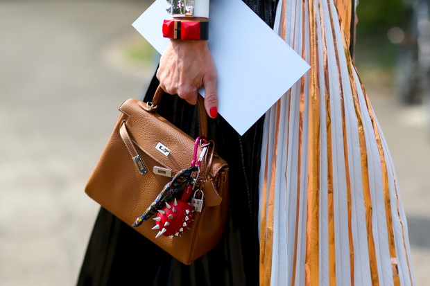 Street fashion: buty i akcesoria gości na pokazach FW SS15