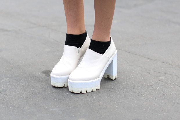 Street fashion: buty i akcesoria gości na pokazach FW SS15