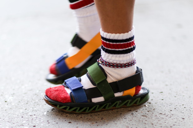 Street fashion: buty i akcesoria gości na pokazach FW SS15