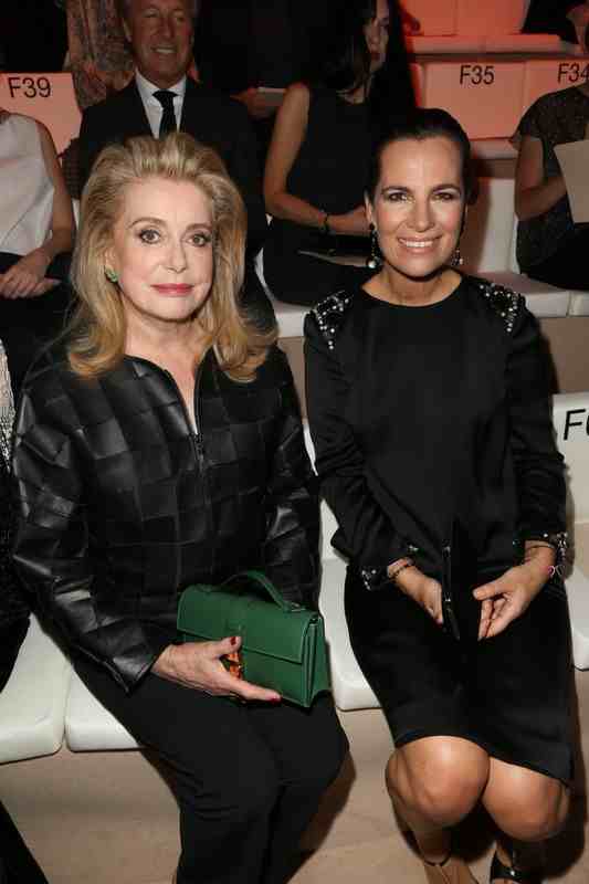 Gwiazdy na Paris Fashion Week haute couture jesień-zima 2013: Catherine Deneuve i Roberta Armani na pokazie Giorgio Armani, fot. East News  