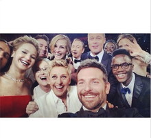 Oscarowe selfie nie tylko zatrzymało internet (a dokładnie serwery Twittera), ale również zapoczątkowało modę na grupowe zdjęcia znanych osób. Relacja z Oscarów 2014 >>