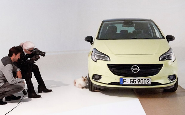 Karl Lagerfeld fotografuje Opla. Zobacz zdjęcia z kalendarza.