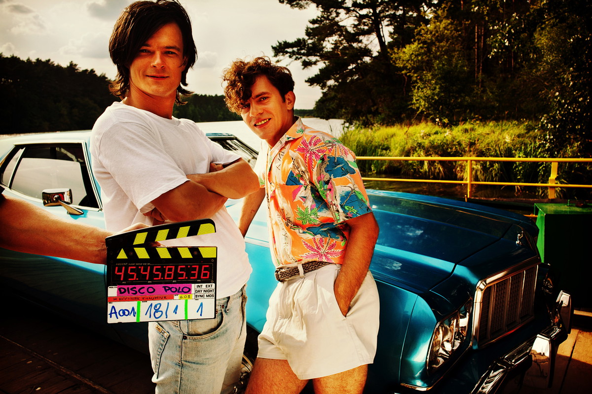 Dawid Ogrodnik i Piotr Głowacki na planie "Disco polo".
fot. Alvernia Studios/NEXT FILM