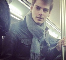 Instagram: przystojni Francuzi w metrze