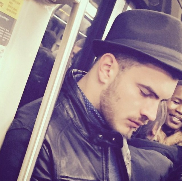 Instagram: przystojni Francuzi w metrze