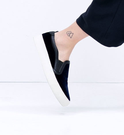 Modne buty na lato: trampki typu slip on